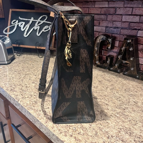 Michael Kors Tote with a bag charm- EUC-$75 - Picture 4 of 8